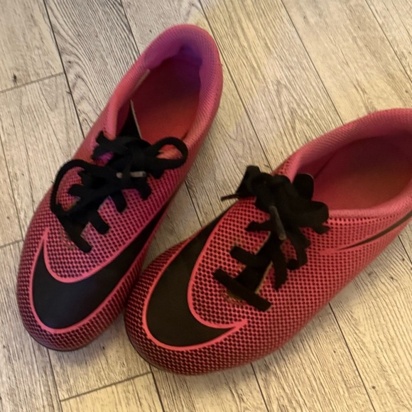 Girls Pink Nike Soccer Cleats (size 12) - Picture 7 of 7